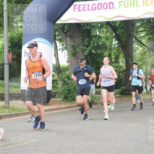 29.06.2025 - hella hamburg halbmarathon KatJ http://msf.ph/oto/8347172 29.06.2025 10:49:53 Zwischen KM18-KM19 1126, 1254, 1334, 1573, 1722, 1724, 1881, 3001, 4370, 4665, 5734 meine-sportfotos.de
