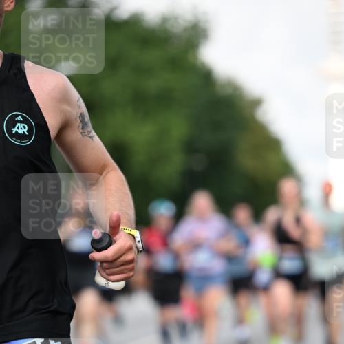 29.06.2025 - hella hamburg halbmarathon Dr. Thomas Lammeyer http://msf.ph/oto/8347195 29.06.2025 09:56:11 Kennedybrücke 1139, 1169, 1220, 1415, 1512, 1604, 2233, 3109, 3124, 3305, 4080, 4497, 4691, 4915, 5007, 5011, 5477, 6373, 6711, 7067, 7191, 7432, 7451, 7865, 7961, 8467, 8852, 9444, 10099, 10251, 10493, 10741, 10796 meine-sportfotos.de