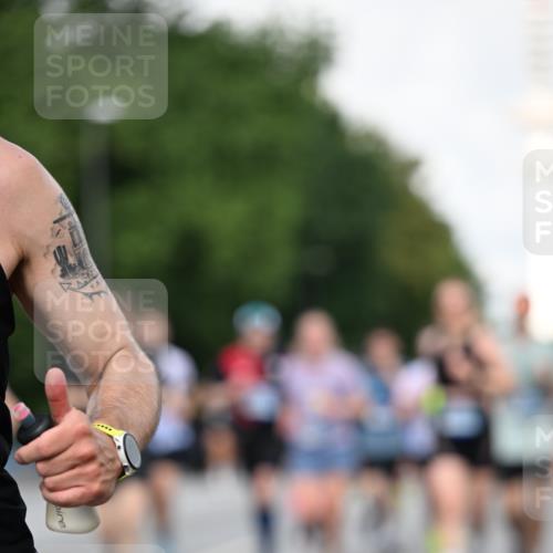 29.06.2025 - hella hamburg halbmarathon Dr. Thomas Lammeyer http://msf.ph/oto/8347229 29.06.2025 09:56:12 Kennedybrücke 1139, 1169, 1220, 1415, 1512, 1604, 2233, 3109, 3124, 3305, 4080, 4497, 4691, 4915, 5007, 5011, 5477, 6373, 7067, 7191, 7432, 7451, 7865, 7961, 8467, 8852, 9444, 10099, 10251, 10493, 10741, 10796 meine-sportfotos.de