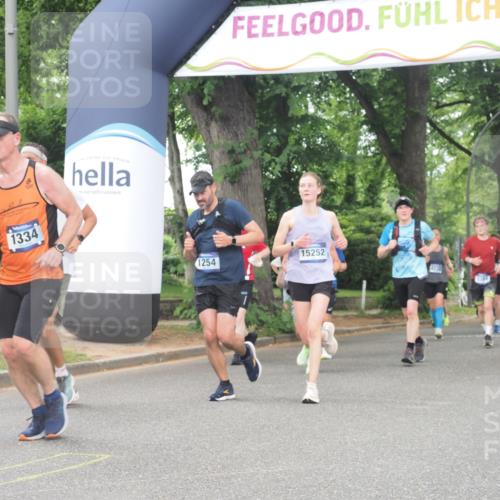 29.06.2025 - hella hamburg halbmarathon KatJ http://msf.ph/oto/8347234 29.06.2025 10:49:54 Zwischen KM18-KM19 1254, 1334, 1573, 1722, 1881, 3001, 3921, 4370, 4665, 5384, 5734 meine-sportfotos.de
