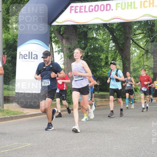 29.06.2025 - hella hamburg halbmarathon KatJ http://msf.ph/oto/8347254 29.06.2025 10:49:54 Zwischen KM18-KM19 1254, 1334, 1573, 1722, 1881, 3001, 3921, 4370, 4665, 5384, 5734 meine-sportfotos.de