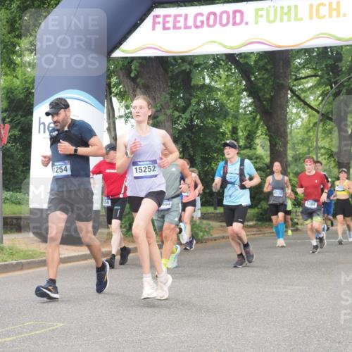 29.06.2025 - hella hamburg halbmarathon KatJ http://msf.ph/oto/8347291 29.06.2025 10:49:54 Zwischen KM18-KM19 1254, 1334, 1573, 1722, 1881, 3001, 3921, 4370, 4665, 5384, 5734 meine-sportfotos.de