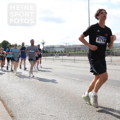 29.06.2025 - hella hamburg halbmarathon Lena Gebhardt http://msf.ph/oto/8347325 29.06.2025 10:00:57 Lombardsbrücke 18426, 68, 0271, 14577, 9124, 6714, 1130, 1420, 1568, 1583, 1611, 1726, 2236, 2354, 2363, 2474, 2490, 2936, 2982, 3059, 3141, 3625, 3740, 3794, 3983, 4068, 4238, 4579, 4616, 4708, 4767, 4945, 5033, 5418, 5643, 5870, 6138, 6147, 6443, 6487, 6531, 6714, 6757, 6835, 7658, 7757, 7759, 7761, 8045, 8046, 8255, 8326, 8478, 8632, 8923, 9124, 9553, 9555, 9577, 9932, 10074, 10188, 10271, 10599 meine-sportfotos.de