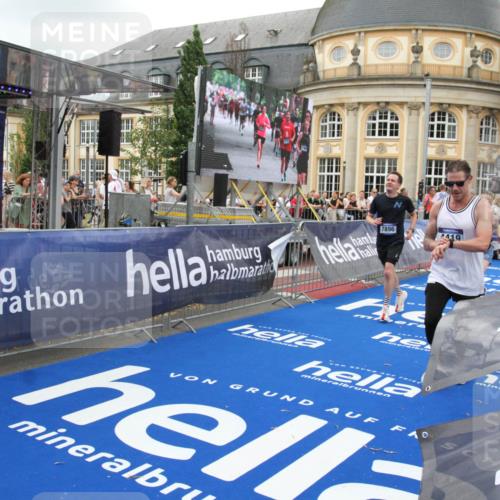 29.06.2025 - hella hamburg halbmarathon Michael Strokosch http://msf.ph/oto/8347330 29.06.2025 10:52:22 Ziel 4140, 4419, 4587, 4837, 5087, 5482, 6164, 7896, 9074, 13211, 13707, 15446, 17773 meine-sportfotos.de