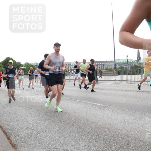 29.06.2025 - hella hamburg halbmarathon Lena Gebhardt http://msf.ph/oto/8347341 29.06.2025 10:38:32 Lombardsbrücke 16174, 5735, 5089, 7371, 886, 3718, 17, 56, 1196, 1394, 1457, 1596, 1721, 1742, 1791, 1901, 1966, 2113, 2151, 2498, 2576, 2660, 2693, 2786, 3010, 3094, 3095, 3216, 3242, 3286, 3323, 3338, 3635, 3636, 3716, 3726, 3777, 3841, 3927, 4028, 4139, 4155, 4159, 4259, 4260, 4316, 4414, 4883, 5085, 5089, 5155, 5300, 5617, 5684, 5713, 5735, 5913, 6199, 6200, 6695, 6696, 6751, 6875, 6930, 7117, 7118, 7148, 7165, 7263, 7371, 7552, 7561, 7692, 7849, 7868, 7914, 8367 meine-sportfotos.de