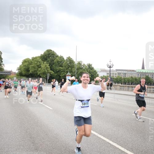 29.06.2025 - hella hamburg halbmarathon Jannik Wohlers http://msf.ph/oto/8347364 29.06.2025 10:56:20 Lombardsbrücke 2143, 2307, 2887, 2932, 2991, 3348, 3418, 3438, 3516, 3517, 3520, 3614, 4094, 4118, 4773, 5438, 5589, 5911, 5944, 6348, 6349, 7381, 8108, 8150, 8606, 8939, 8943, 9172, 9210, 9402, 9404, 9517, 9902, 9905, 9910, 10138, 10309, 10555, 10569, 10571, 10936, 11047, 11089, 11204, 12221, 12328, 12354, 12993, 13096, 13108, 13273, 13671, 13801, 13834, 14117, 14472, 14711, 14746, 15215, 15748, 15823, 16034, 18197 meine-sportfotos.de