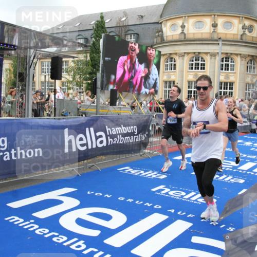 29.06.2025 - hella hamburg halbmarathon Michael Strokosch http://msf.ph/oto/8347393 29.06.2025 10:52:23 Ziel 4140, 4419, 4587, 6164, 7896, 9074, 13211, 13707, 15144, 15446, 17773, 17997 meine-sportfotos.de