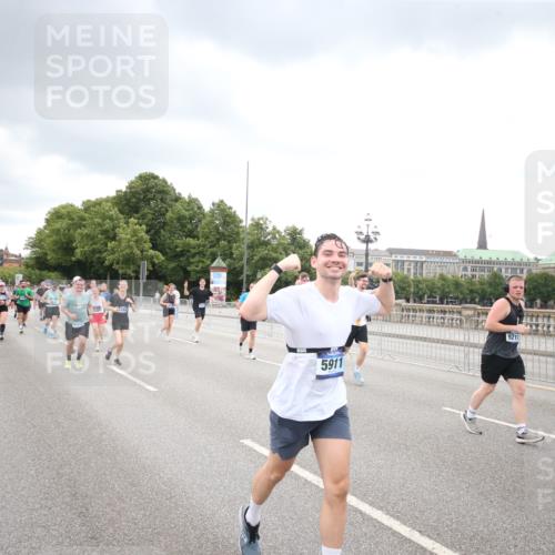 29.06.2025 - hella hamburg halbmarathon Jannik Wohlers http://msf.ph/oto/8347414 29.06.2025 10:56:20 Lombardsbrücke 2143, 2307, 2887, 2932, 2991, 3348, 3418, 3438, 3516, 3517, 3520, 3614, 4094, 4118, 4773, 5438, 5589, 5911, 5944, 6348, 6349, 7381, 8108, 8150, 8606, 8939, 8943, 9172, 9210, 9402, 9404, 9517, 9902, 9905, 9910, 10138, 10309, 10555, 10569, 10571, 10936, 11047, 11089, 11204, 12221, 12328, 12354, 12993, 13096, 13108, 13273, 13671, 13801, 13834, 14117, 14472, 14711, 14746, 15215, 15748, 15823, 16034, 18197 meine-sportfotos.de