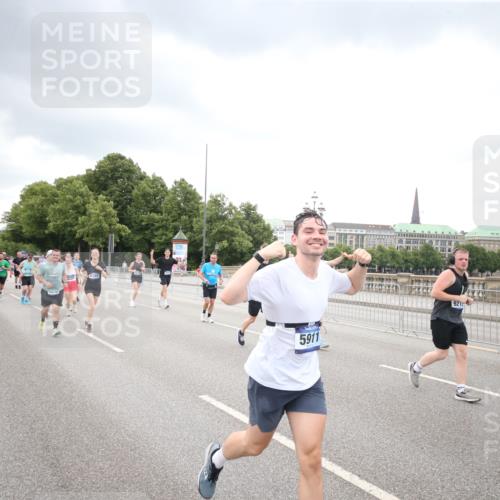 29.06.2025 - hella hamburg halbmarathon Jannik Wohlers http://msf.ph/oto/8347429 29.06.2025 10:56:20 Lombardsbrücke 2143, 2307, 2887, 2932, 2991, 3348, 3418, 3438, 3516, 3517, 3520, 3614, 4094, 4118, 4773, 5438, 5589, 5911, 5944, 6348, 6349, 7381, 8108, 8150, 8606, 8939, 8943, 9172, 9210, 9402, 9404, 9517, 9902, 9905, 9910, 10138, 10309, 10555, 10569, 10571, 10936, 11047, 11089, 11204, 12221, 12328, 12354, 12993, 13096, 13108, 13273, 13671, 13801, 13834, 14117, 14472, 14711, 14746, 15215, 15748, 15823, 16034, 18197 meine-sportfotos.de