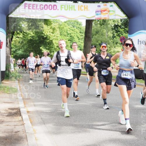 29.06.2025 - hella hamburg halbmarathon MichiJ http://msf.ph/oto/8347446 29.06.2025 10:40:44 Zwischen KM18-KM19 1267, 2771, 3334, 5077, 6723, 7509, 7918, 8335, 9032, 10263, 10549, 10724, 11009, 11333, 11689, 12607, 12910, 13297, 14239, 15497, 16467, 16780, 18418 meine-sportfotos.de