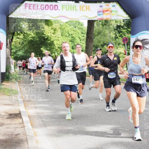 29.06.2025 - hella hamburg halbmarathon MichiJ http://msf.ph/oto/8347452 29.06.2025 10:40:44 Zwischen KM18-KM19 1267, 2771, 3334, 5077, 6723, 7509, 7918, 8335, 9032, 10263, 10549, 10724, 11009, 11333, 11689, 12607, 12910, 13297, 14239, 15497, 16467, 16780, 18418 meine-sportfotos.de