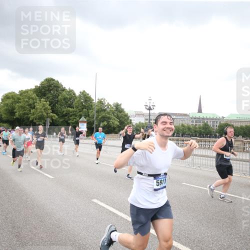 29.06.2025 - hella hamburg halbmarathon Jannik Wohlers http://msf.ph/oto/8347454 29.06.2025 10:56:21 Lombardsbrücke 2143, 2307, 2887, 2932, 2991, 3348, 3418, 3438, 3516, 3517, 3520, 3614, 4094, 4118, 4773, 5438, 5589, 5911, 5944, 6348, 6349, 7381, 8150, 8939, 8943, 9172, 9210, 9402, 9404, 9517, 9902, 9905, 9910, 10138, 10309, 10571, 10936, 11047, 11089, 11204, 12221, 12328, 12345, 12354, 12993, 13096, 13108, 13273, 13671, 13801, 13834, 14117, 14472, 14711, 14746, 15215, 15630, 15748, 15823, 16034, 18197 meine-sportfotos.de