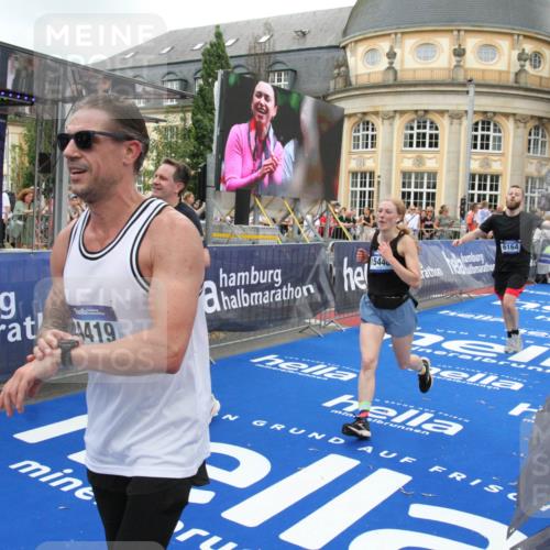 29.06.2025 - hella hamburg halbmarathon Michael Strokosch http://msf.ph/oto/8347525 29.06.2025 10:52:23 Ziel 4140, 4419, 4587, 6164, 7896, 9074, 13211, 13707, 15144, 15446, 17773, 17997 meine-sportfotos.de