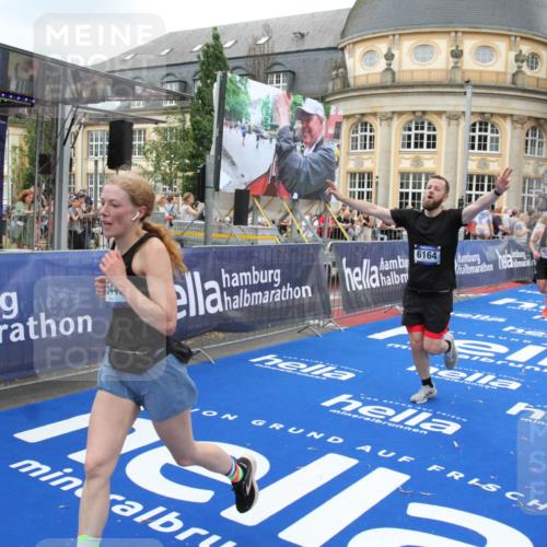 29.06.2025 - hella hamburg halbmarathon Michael Strokosch http://msf.ph/oto/8347556 29.06.2025 10:52:24 Ziel 4140, 4419, 4587, 6164, 7896, 9074, 13211, 13707, 15144, 15446, 17773, 17997 meine-sportfotos.de