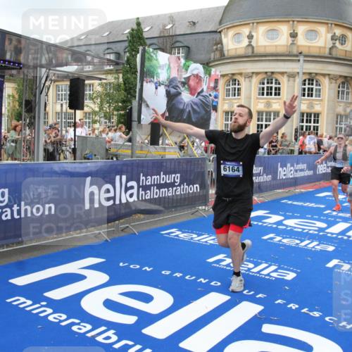 29.06.2025 - hella hamburg halbmarathon Michael Strokosch http://msf.ph/oto/8347613 29.06.2025 10:52:24 Ziel 4140, 4419, 4587, 6164, 7896, 9074, 13211, 13707, 15144, 15446, 17773, 17997 meine-sportfotos.de