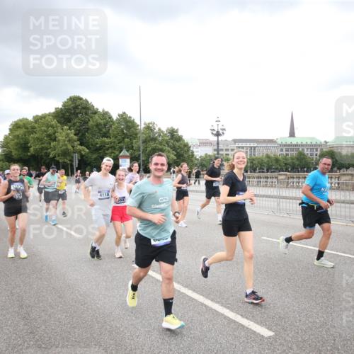 29.06.2025 - hella hamburg halbmarathon Jannik Wohlers http://msf.ph/oto/8347617 29.06.2025 10:56:23 Lombardsbrücke 2887, 2932, 2991, 3348, 3387, 3418, 3438, 3516, 3517, 3614, 4094, 4118, 5589, 5911, 5944, 6348, 6349, 7381, 8150, 8197, 8939, 8943, 9172, 9210, 9402, 9404, 9517, 9902, 9905, 9910, 10138, 10309, 10450, 10571, 10632, 10936, 11047, 11089, 11204, 12328, 12345, 12354, 12993, 13108, 13273, 13671, 13801, 13834, 14117, 14472, 14711, 14746, 15215, 15630, 15748, 15823, 18197 meine-sportfotos.de