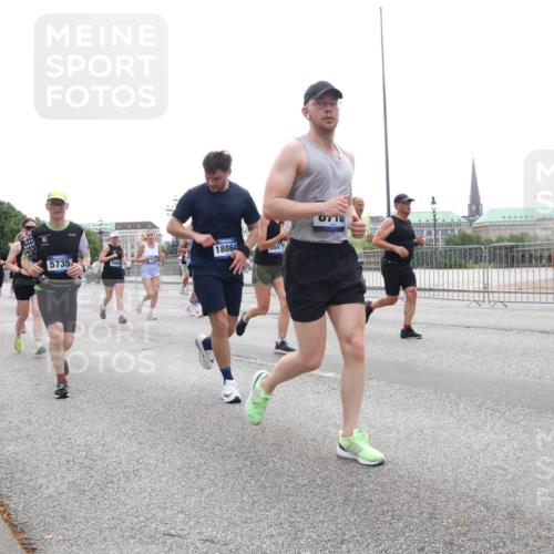 29.06.2025 - hella hamburg halbmarathon Lena Gebhardt http://msf.ph/oto/8347690 29.06.2025 10:38:32 Lombardsbrücke 19028, 16174, 731, 5735, 18864, 3841, 0710, 17, 56, 1196, 1394, 1457, 1596, 1721, 1742, 1791, 1901, 1966, 2113, 2151, 2498, 2576, 2660, 2693, 2786, 3010, 3094, 3095, 3216, 3242, 3286, 3323, 3338, 3635, 3636, 3716, 3726, 3777, 3841, 3927, 4028, 4139, 4155, 4159, 4259, 4260, 4316, 4414, 4883, 5085, 5089, 5155, 5300, 5617, 5684, 5713, 5735, 5913, 6199, 6200, 6695, 6696, 6751, 6875, 6930, 7117, 7118, 7148, 7165, 7263, 7371, 7552, 7561, 7692, 7849, 7868, 7914, 8367 meine-sportfotos.de