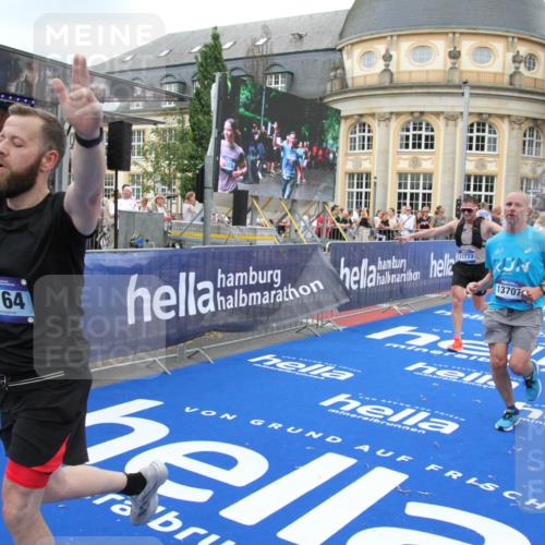 29.06.2025 - hella hamburg halbmarathon Michael Strokosch http://msf.ph/oto/8347745 29.06.2025 10:52:25 Ziel 4140, 4419, 4587, 6164, 7896, 9876, 13015, 13211, 13707, 15144, 15446, 17773, 17997 meine-sportfotos.de