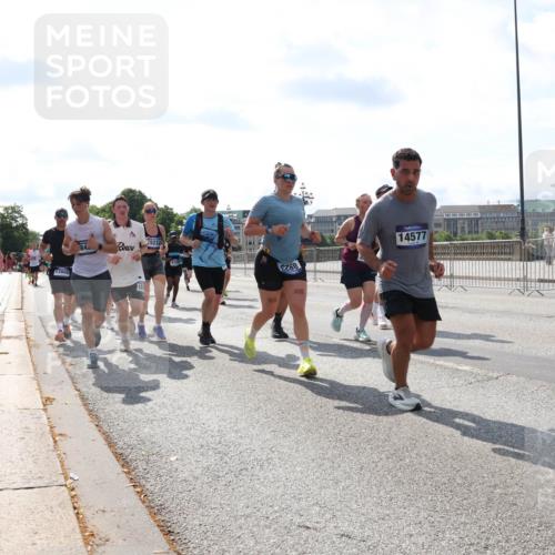 29.06.2025 - hella hamburg halbmarathon Lena Gebhardt http://msf.ph/oto/8347798 29.06.2025 10:00:58 Lombardsbrücke 12809, 842, 5232, 768, 14577, 1130, 1420, 1568, 1583, 1611, 1726, 2236, 2354, 2363, 2474, 2490, 2936, 2982, 3059, 3141, 3625, 3740, 3794, 3983, 4068, 4238, 4579, 4616, 4708, 4767, 5033, 5418, 5870, 6138, 6147, 6443, 6487, 6531, 6714, 6757, 6835, 7658, 7757, 7759, 7761, 8045, 8046, 8255, 8326, 8478, 8632, 8923, 9124, 9553, 9555, 9577, 9932, 10074, 10188, 10271, 10383, 10599 meine-sportfotos.de