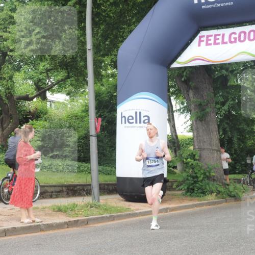 29.06.2025 - hella hamburg halbmarathon KatJ http://msf.ph/oto/8347816 29.06.2025 10:20:28 Zwischen KM18-KM19 2851, 5826, 7481 meine-sportfotos.de