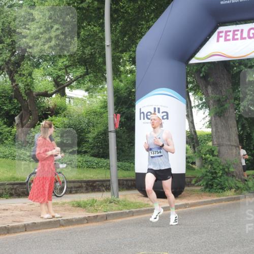 29.06.2025 - hella hamburg halbmarathon KatJ http://msf.ph/oto/8347842 29.06.2025 10:20:28 Zwischen KM18-KM19 2851, 5826, 7481 meine-sportfotos.de
