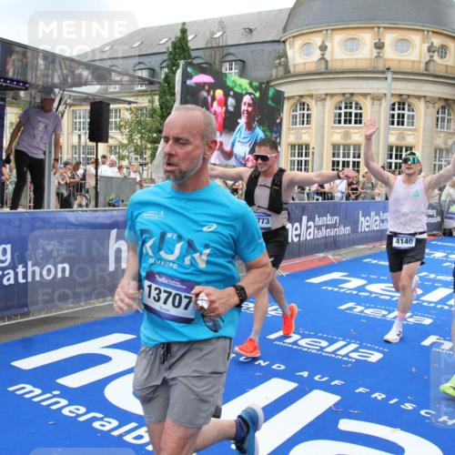 29.06.2025 - hella hamburg halbmarathon Michael Strokosch http://msf.ph/oto/8347843 29.06.2025 10:52:26 Ziel 4140, 4587, 6164, 7896, 8371, 8661, 9876, 13015, 13211, 13707, 15144, 15446, 17773, 17997 meine-sportfotos.de