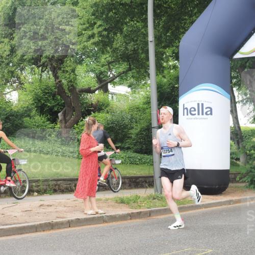 29.06.2025 - hella hamburg halbmarathon KatJ http://msf.ph/oto/8347874 29.06.2025 10:20:28 Zwischen KM18-KM19 2851, 5826, 7481 meine-sportfotos.de