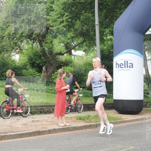 29.06.2025 - hella hamburg halbmarathon KatJ http://msf.ph/oto/8347894 29.06.2025 10:20:29 Zwischen KM18-KM19 2851, 5826 meine-sportfotos.de