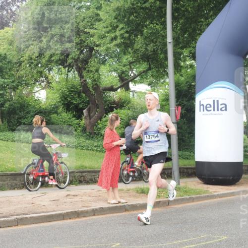 29.06.2025 - hella hamburg halbmarathon KatJ http://msf.ph/oto/8347907 29.06.2025 10:20:29 Zwischen KM18-KM19 2851, 5826 meine-sportfotos.de