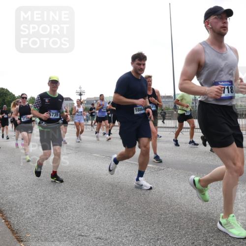 29.06.2025 - hella hamburg halbmarathon Lena Gebhardt http://msf.ph/oto/8347929 29.06.2025 10:38:33 Lombardsbrücke 19028, 16174, 5735, 7117, 18864, 41, 718, 1444, 56, 1196, 1394, 1457, 1596, 1721, 1742, 1791, 1901, 1966, 2113, 2151, 2498, 2576, 2660, 2693, 3010, 3094, 3095, 3216, 3242, 3286, 3323, 3338, 3635, 3636, 3716, 3726, 3777, 3841, 3927, 4028, 4139, 4155, 4159, 4259, 4260, 4316, 4414, 4883, 5085, 5089, 5155, 5300, 5617, 5684, 5713, 5735, 5913, 6199, 6200, 6695, 6696, 6751, 6875, 6930, 7117, 7118, 7148, 7165, 7263, 7371, 7552, 7561, 7692, 7849, 7868, 7914, 8367 meine-sportfotos.de
