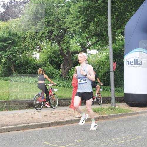 29.06.2025 - hella hamburg halbmarathon KatJ http://msf.ph/oto/8347930 29.06.2025 10:20:29 Zwischen KM18-KM19 2851, 5826 meine-sportfotos.de
