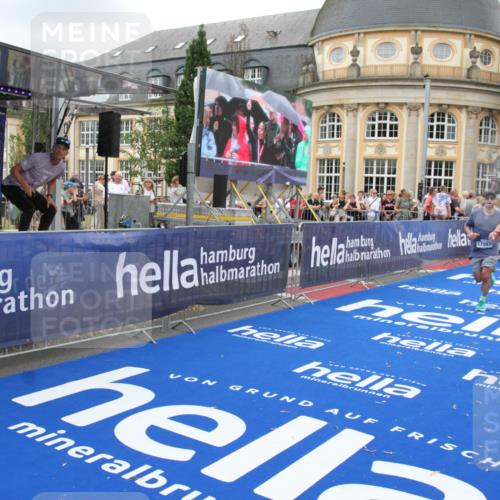 29.06.2025 - hella hamburg halbmarathon Michael Strokosch http://msf.ph/oto/8347932 29.06.2025 10:52:28 Ziel 3715, 4140, 4587, 7178, 8371, 8661, 9145, 9876, 11791, 13015, 13211, 13707, 14561, 15144, 17773, 17997 meine-sportfotos.de
