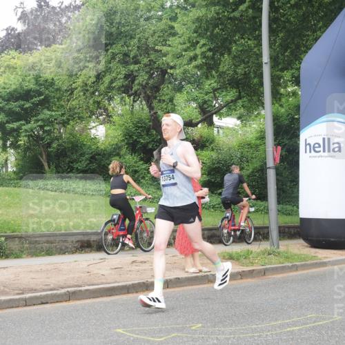 29.06.2025 - hella hamburg halbmarathon KatJ http://msf.ph/oto/8347954 29.06.2025 10:20:29 Zwischen KM18-KM19 2851, 5826 meine-sportfotos.de