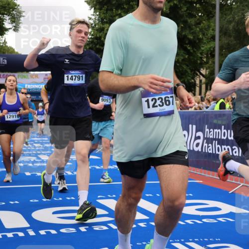 29.06.2025 - hella hamburg halbmarathon Strokosch-Dieckow http://msf.ph/oto/8348033 29.06.2025 10:53:00 Ziel 2099, 2208, 3059, 3258, 3334, 4121, 4770, 5907, 7509, 7864, 8139, 8587, 9093, 9537, 10724, 12155, 12367, 12519, 12910, 14323, 14791, 15430, 18590, 18720, 19208 meine-sportfotos.de