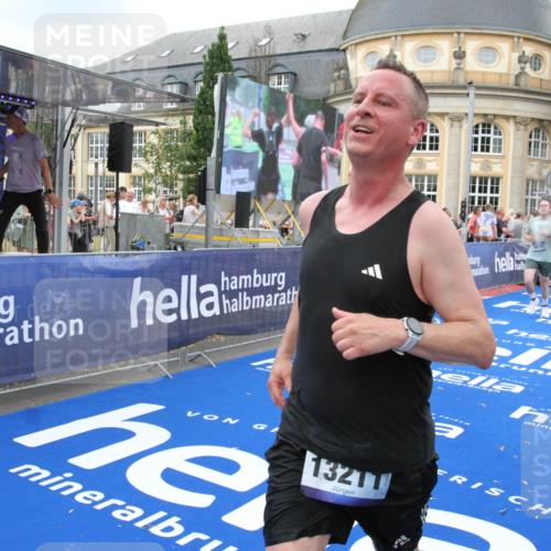 29.06.2025 - hella hamburg halbmarathon Michael Strokosch http://msf.ph/oto/8348047 29.06.2025 10:52:29 Ziel 3715, 4140, 7178, 7232, 8371, 8661, 9145, 9876, 11791, 13015, 13211, 14561, 15144, 15980, 17997 meine-sportfotos.de