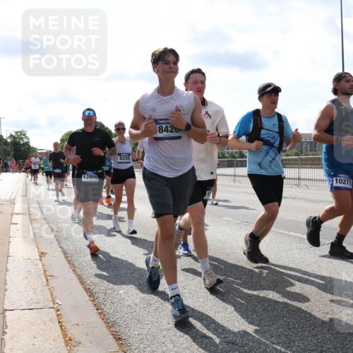 29.06.2025 - hella hamburg halbmarathon Lena Gebhardt http://msf.ph/oto/8348152 29.06.2025 10:00:59 Lombardsbrücke 6324, 12809, 8255, 8426, 10271, 1130, 1420, 1568, 1583, 1611, 1726, 2236, 2354, 2363, 2474, 2490, 2936, 3059, 3141, 3625, 3740, 3983, 4068, 4238, 4249, 4616, 4708, 5033, 5418, 5870, 6138, 6147, 6443, 6487, 6531, 6714, 6757, 6835, 7658, 7757, 7759, 7761, 7846, 8045, 8046, 8255, 8326, 8478, 8632, 8923, 9124, 9553, 9555, 9577, 9932, 10074, 10188, 10271, 10383, 10599 meine-sportfotos.de