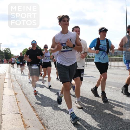 29.06.2025 - hella hamburg halbmarathon Lena Gebhardt http://msf.ph/oto/8348198 29.06.2025 10:00:59 Lombardsbrücke 12809, 8255, 8420, 1027, 0888, 1130, 1420, 1568, 1583, 1611, 1726, 2236, 2354, 2363, 2474, 2490, 2936, 3059, 3141, 3625, 3740, 3983, 4068, 4238, 4249, 4616, 4708, 5033, 5418, 5870, 6138, 6147, 6443, 6487, 6531, 6714, 6757, 6835, 7658, 7757, 7759, 7761, 7846, 8045, 8046, 8255, 8326, 8478, 8632, 8923, 9124, 9553, 9555, 9577, 9932, 10074, 10188, 10271, 10383, 10599 meine-sportfotos.de