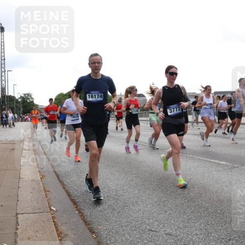 29.06.2025 - hella hamburg halbmarathon Lena Gebhardt http://msf.ph/oto/8348246 29.06.2025 10:38:34 Lombardsbrücke 4185, 19028, 16174, 3200, 3777, 7117, 5085, 17478, 56, 1196, 1390, 1394, 1457, 1596, 1721, 1742, 1791, 1966, 2113, 2151, 2498, 2576, 2660, 2693, 3010, 3094, 3095, 3216, 3242, 3286, 3323, 3338, 3635, 3636, 3716, 3726, 3777, 3841, 3927, 4028, 4139, 4155, 4159, 4259, 4260, 4316, 4414, 4883, 5085, 5089, 5155, 5300, 5617, 5684, 5713, 5735, 5913, 6199, 6200, 6695, 6696, 6751, 6875, 6930, 7117, 7148, 7165, 7263, 7371, 7552, 7561, 7692, 7849, 7868, 7914, 8367, 9708 meine-sportfotos.de