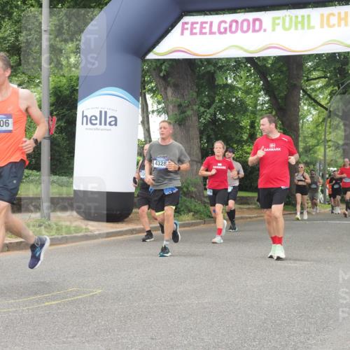 29.06.2025 - hella hamburg halbmarathon KatJ http://msf.ph/oto/8348271 29.06.2025 10:50:10 Zwischen KM18-KM19 4328, 7243 meine-sportfotos.de
