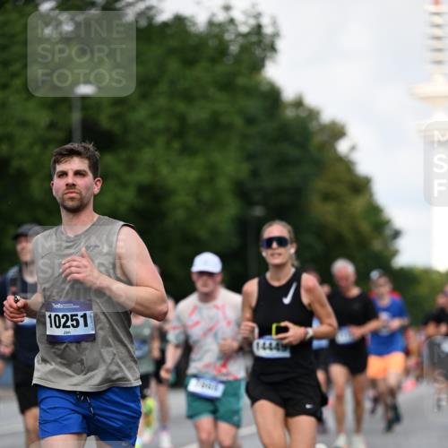 29.06.2025 - hella hamburg halbmarathon Dr. Thomas Lammeyer http://msf.ph/oto/8348311 29.06.2025 09:56:18 Kennedybrücke 1139, 1169, 1220, 1415, 1468, 1512, 2233, 3098, 3109, 3124, 4080, 4497, 4691, 5007, 5011, 5476, 5477, 7067, 7191, 7325, 7432, 7451, 7843, 7865, 7961, 8467, 9081, 10000, 10099, 10251, 10741, 10796, 11346 meine-sportfotos.de