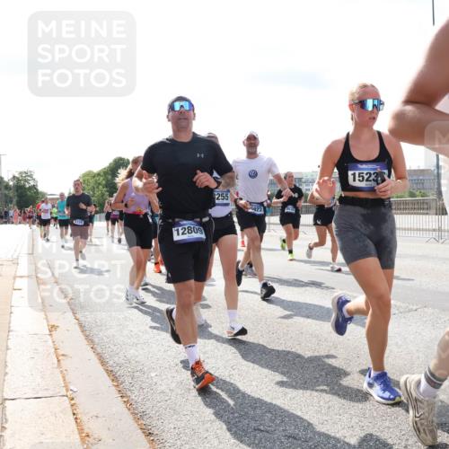29.06.2025 - hella hamburg halbmarathon Lena Gebhardt http://msf.ph/oto/8348351 29.06.2025 10:01:00 Lombardsbrücke 6326, 12809, 255, 922, 1523, 4, 1130, 1387, 1420, 1568, 1583, 1611, 1726, 2006, 2236, 2354, 2363, 2474, 2490, 2936, 3059, 3141, 3625, 3740, 3983, 4068, 4238, 4249, 4616, 4708, 5033, 5418, 5870, 6138, 6147, 6443, 6487, 6531, 6714, 6757, 6835, 7658, 7757, 7759, 7761, 7846, 8045, 8046, 8255, 8326, 8478, 8632, 8923, 9124, 9553, 9555, 9577, 9932, 10074, 10188, 10271, 10383, 10599 meine-sportfotos.de