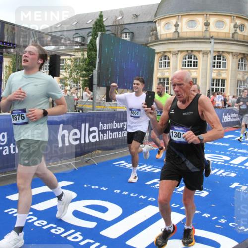 29.06.2025 - hella hamburg halbmarathon Michael Strokosch http://msf.ph/oto/8348475 29.06.2025 10:52:32 Ziel 3715, 7178, 7232, 8371, 8661, 9145, 9876, 11791, 13015, 13301, 14561, 15144, 15980, 17997 meine-sportfotos.de