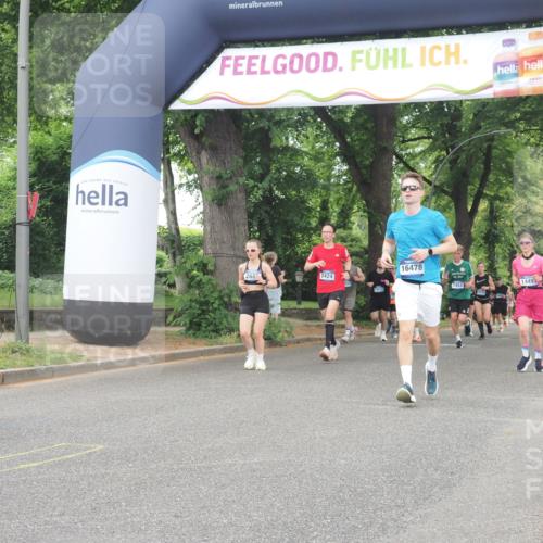 29.06.2025 - hella hamburg halbmarathon KatJ http://msf.ph/oto/8348508 29.06.2025 10:50:13 Zwischen KM18-KM19 2424, 2685, 4328 meine-sportfotos.de