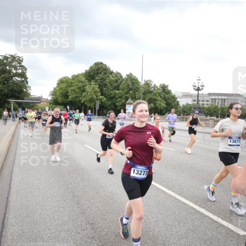 29.06.2025 - hella hamburg halbmarathon Jannik Wohlers http://msf.ph/oto/8348521 29.06.2025 10:56:32 Lombardsbrücke 1207, 2871, 2932, 3348, 3387, 3418, 3470, 3485, 3516, 3517, 4094, 4118, 4241, 4568, 4569, 5589, 5944, 6284, 6348, 6349, 6981, 7381, 7416, 7417, 7964, 8039, 8150, 8197, 8546, 9298, 9299, 9329, 9402, 9404, 9513, 9517, 9902, 9905, 10016, 10138, 10142, 10309, 10450, 10632, 11047, 11050, 11179, 11323, 12226, 12345, 12535, 12828, 12829, 12993, 13194, 13273, 13276, 13671, 13801, 13834, 13878, 13986, 14117, 14472, 15215, 15499, 15630, 15748, 15823 meine-sportfotos.de