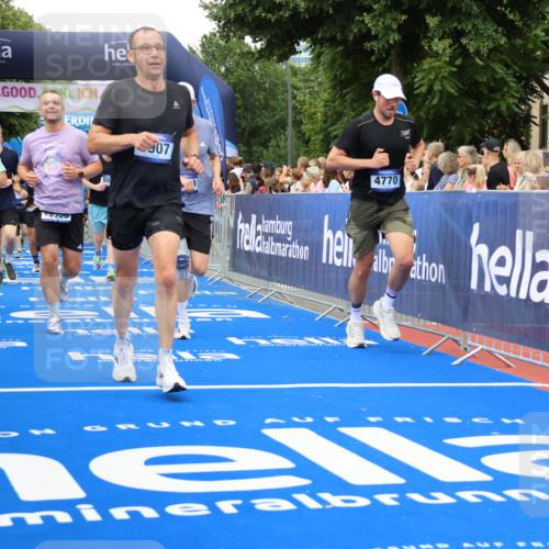29.06.2025 - hella hamburg halbmarathon Strokosch-Dieckow http://msf.ph/oto/8348528 29.06.2025 10:52:56 Ziel 1257, 1258, 1657, 2099, 2444, 2814, 2910, 3258, 3334, 4557, 4558, 4770, 5077, 5907, 7509, 8139, 8587, 8720, 8955, 9093, 10724, 10811, 11217, 11992, 12155, 12367, 12519, 12910, 14791, 15430, 18590, 18720 meine-sportfotos.de