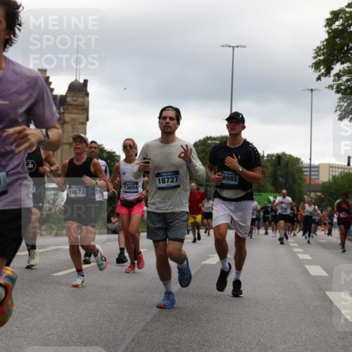 29.06.2025 - hella hamburg halbmarathon Yannick Fuchs http://msf.ph/oto/8348532 29.06.2025 10:52:33 20KM 1319, 1833, 2159, 2250, 2619, 2711, 2996, 4550, 4767, 5675, 6860, 7659, 7856, 8089, 8392, 9156, 9353, 9553, 9555, 9835, 10020, 10268, 10319, 10518, 10539, 10703, 10915, 11394, 11605, 11808, 11846, 12495, 12734, 12735, 12809, 13287, 13512, 13654, 13694, 14355, 14673, 15197, 16189, 16206, 16409, 16922, 16924, 17531, 17665, 17782, 17810, 17814, 17839, 17852, 17931, 17967, 18556, 18682, 18727, 18833, 18985, 19002, 19003 meine-sportfotos.de