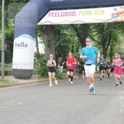 29.06.2025 - hella hamburg halbmarathon KatJ http://msf.ph/oto/8348542 29.06.2025 10:50:13 Zwischen KM18-KM19 2424, 2685, 4328 meine-sportfotos.de