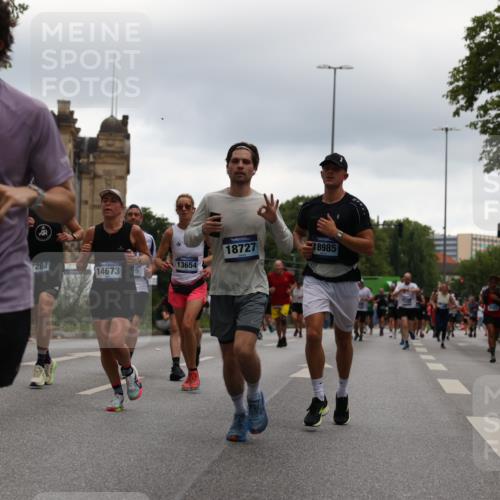 29.06.2025 - hella hamburg halbmarathon Yannick Fuchs http://msf.ph/oto/8348557 29.06.2025 10:52:33 20KM 1319, 1833, 2159, 2250, 2619, 2711, 2996, 4550, 4767, 5675, 6860, 7659, 7856, 8089, 8392, 9156, 9353, 9553, 9555, 9835, 10020, 10268, 10319, 10518, 10539, 10703, 10915, 11394, 11605, 11808, 11846, 12495, 12734, 12735, 12809, 13287, 13512, 13654, 13694, 14355, 14673, 15197, 16189, 16206, 16409, 16922, 16924, 17531, 17665, 17782, 17810, 17814, 17839, 17852, 17931, 17967, 18556, 18682, 18727, 18833, 18985, 19002, 19003 meine-sportfotos.de