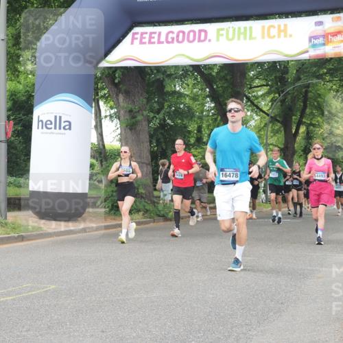 29.06.2025 - hella hamburg halbmarathon KatJ http://msf.ph/oto/8348566 29.06.2025 10:50:14 Zwischen KM18-KM19 2424, 2685, 4328 meine-sportfotos.de