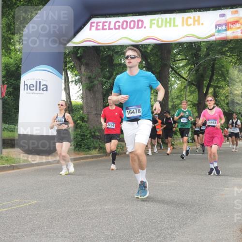 29.06.2025 - hella hamburg halbmarathon KatJ http://msf.ph/oto/8348574 29.06.2025 10:50:14 Zwischen KM18-KM19 2424, 2685, 4328 meine-sportfotos.de